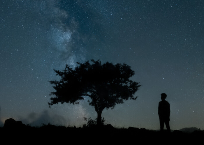 Man in de natuur in de nacht